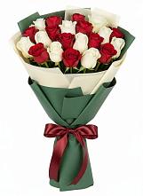 Букет Микс из красных и белых роз в Александрийской Ставропольского края