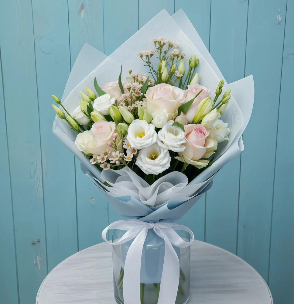 Букет цветов из: Розы и Лизиантусы в Александрийской Ставропольского края