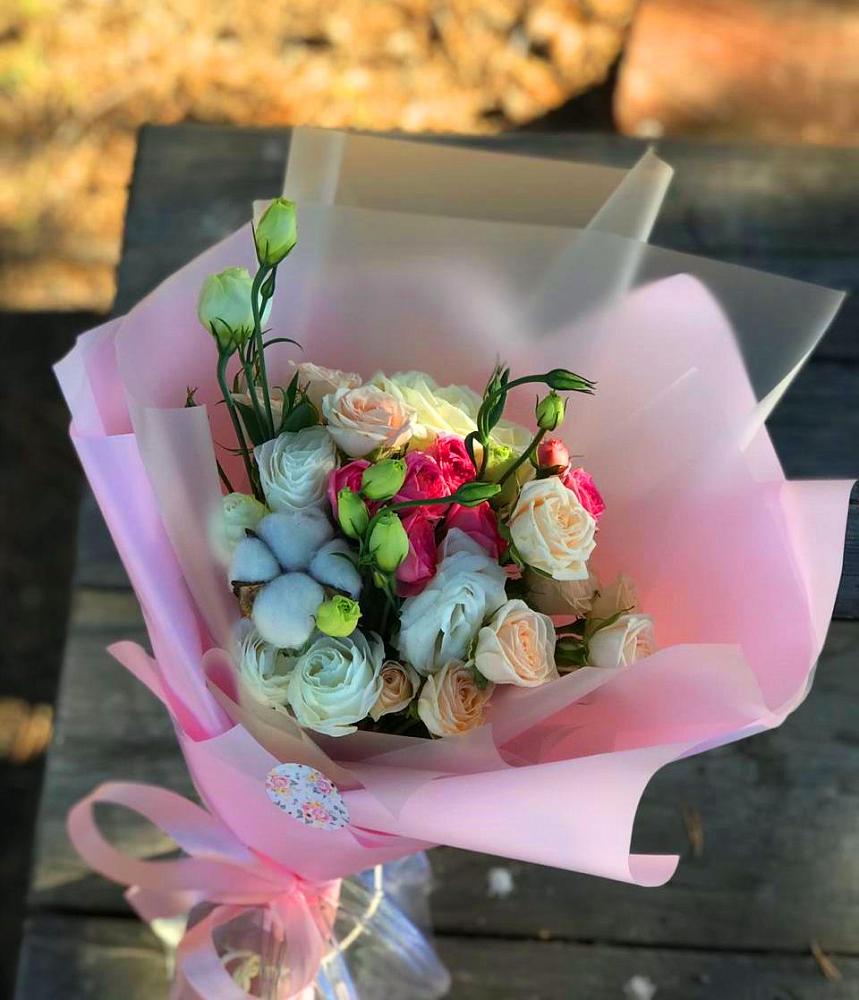 Букет цветов из: Розы и Лизиантусы в Александрийской Ставропольского края