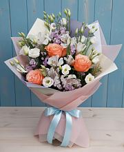 Букет цветов из:  Лизиантусы, Розы, Альстромерии и Гипсофила в Александрийской Ставропольского края
