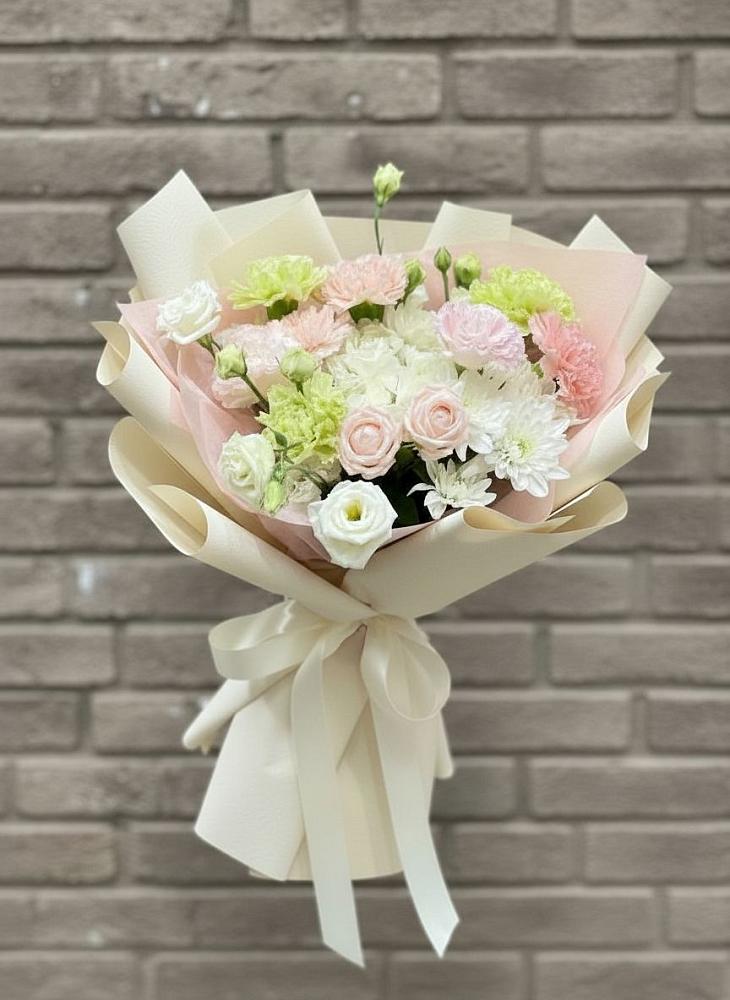 Букет цветов из: Гвоздики, Розы, Лизиантусы и Хризантемы в Александрийской Ставропольского края