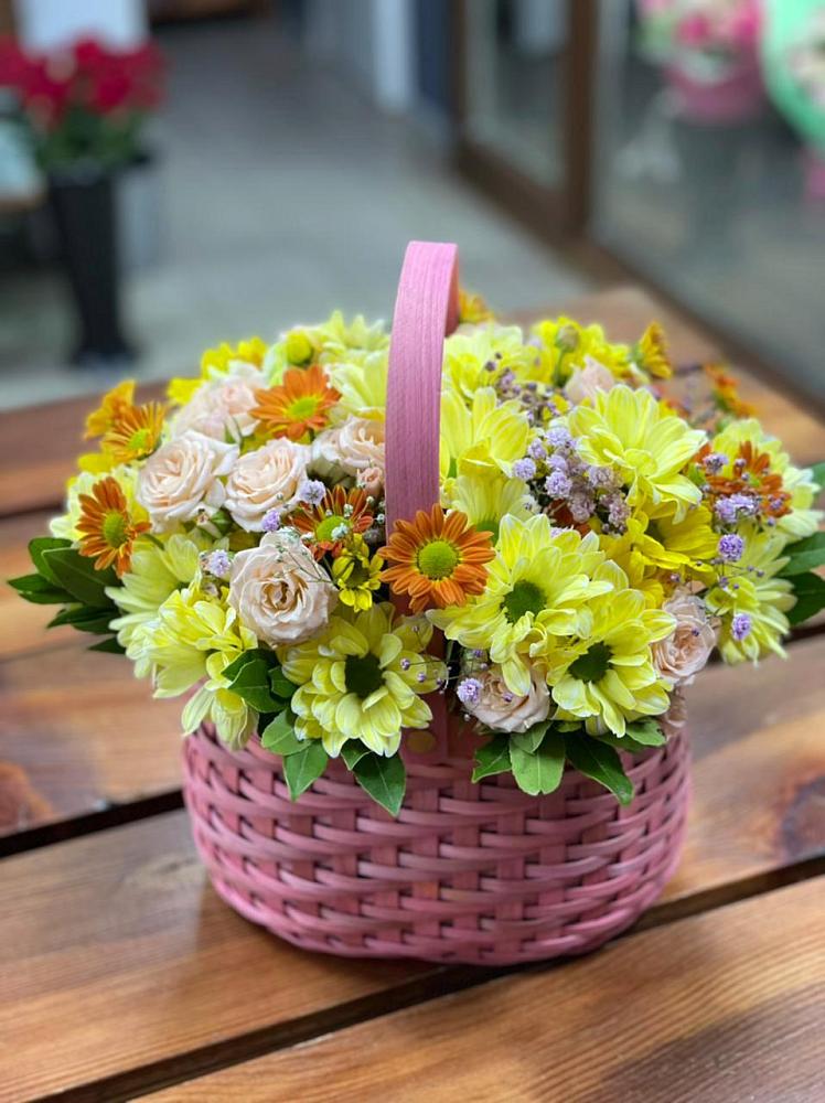 Цветочная композиция из Хризантемы и Розы в корзине в Александрийской Ставропольского края