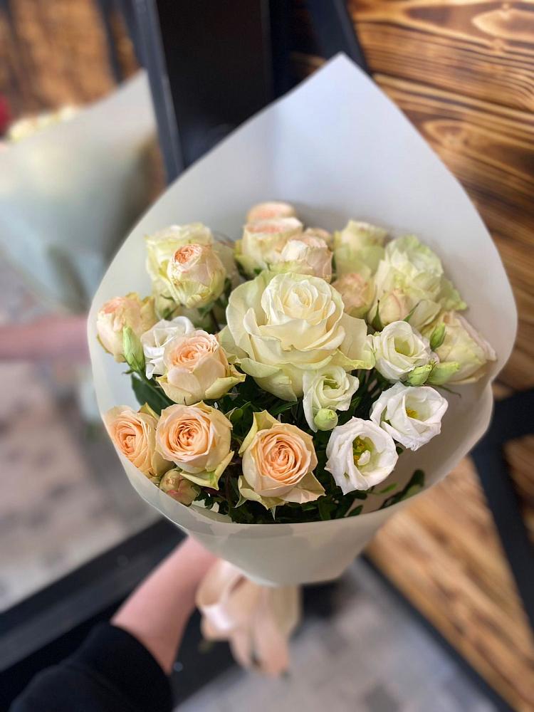 Букет цветов из: Розы и Лизиантусы в Александрийской Ставропольского края